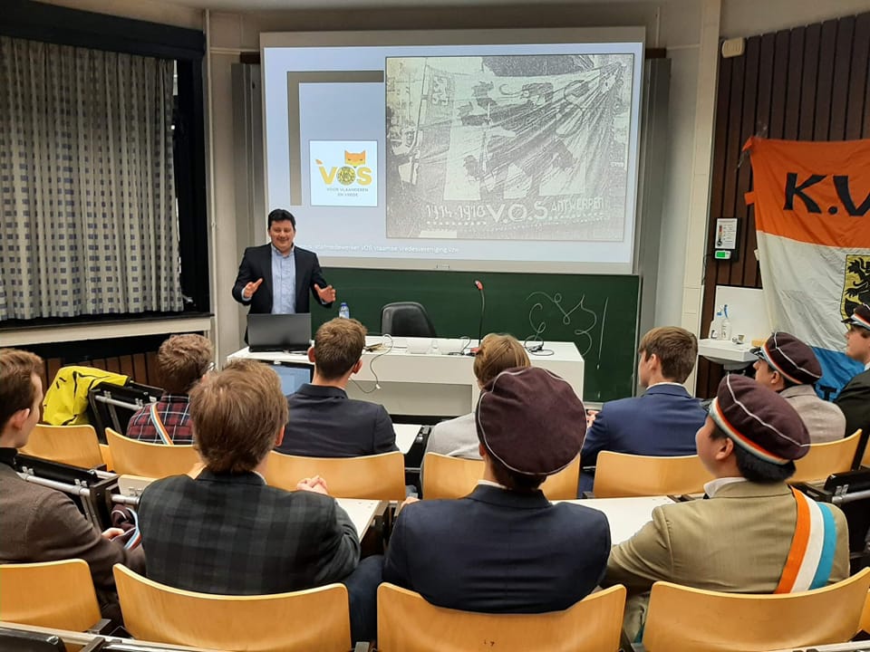 Foto Nick Peters tijdens lezing KVHV Antwerpen